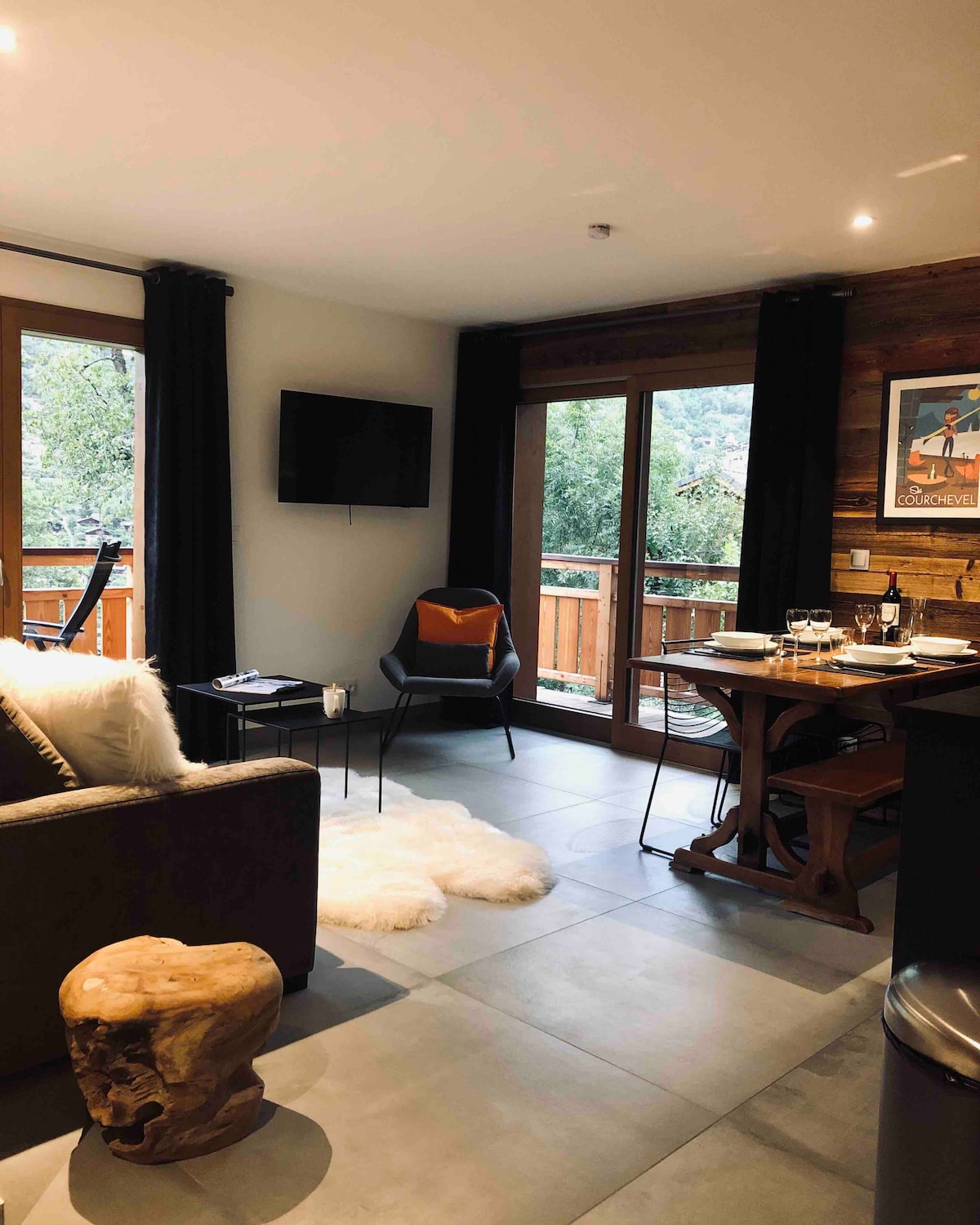 Le salon ouvert sur le balcon