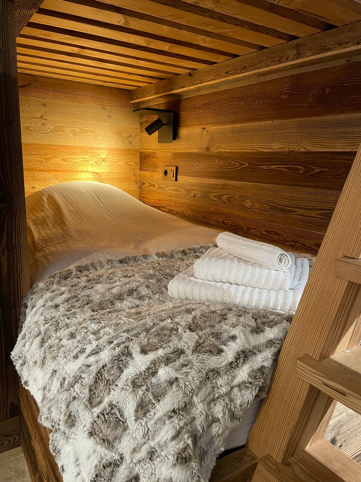 Un lit superposé avec éclairage