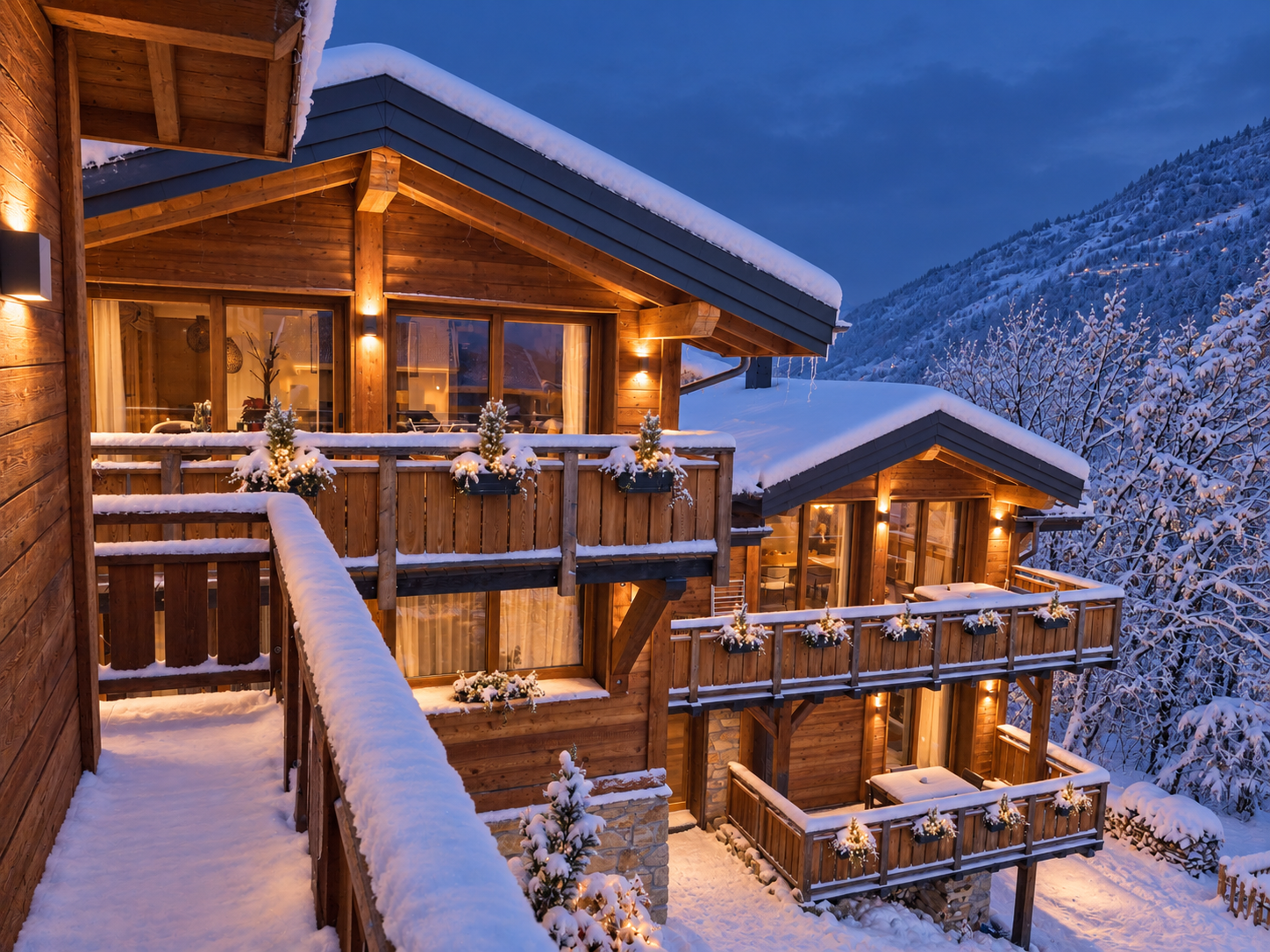 Les deux chalets de 288 Courchevel, côte à côte sous la neige à la tombée de la nuit